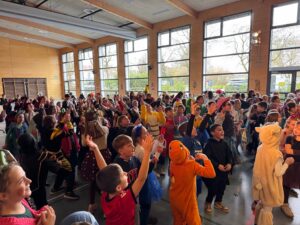 Mehr über den Artikel erfahren Kamelle-Chaos und Farbenpracht: Die MES feiert die fünfte Jahreszeit!