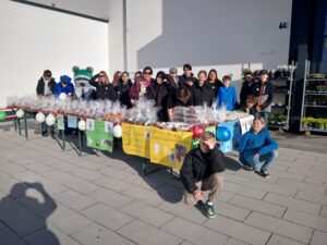 Mehr über den Artikel erfahren Kuchen für einen guten Zweck – Michael-Ende-Gemeinschaftsschule sammelt 878 Euro für SOS-Kinderdörfer