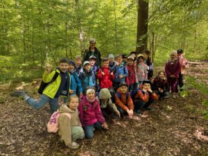 Mehr über den Artikel erfahren Frühling im Wald – Dritter Waldtag der Klasse 2b