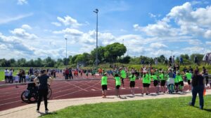 Mehr über den Artikel erfahren 400 Grundschüler beim Leichtathletik-Kreisfinale „Jugend trainiert“ in Bad Schönborn!