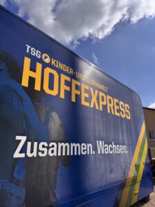 Mehr über den Artikel erfahren Ein Vormittag voller Spiel, Spaß und Sonnenschein – der HOFFEXPRESS zu Gast an der Michael-Ende-Grundschule