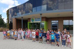 Mehr über den Artikel erfahren Schulausflug der Erstklässler zur Klima‑Arena Sinsheim
